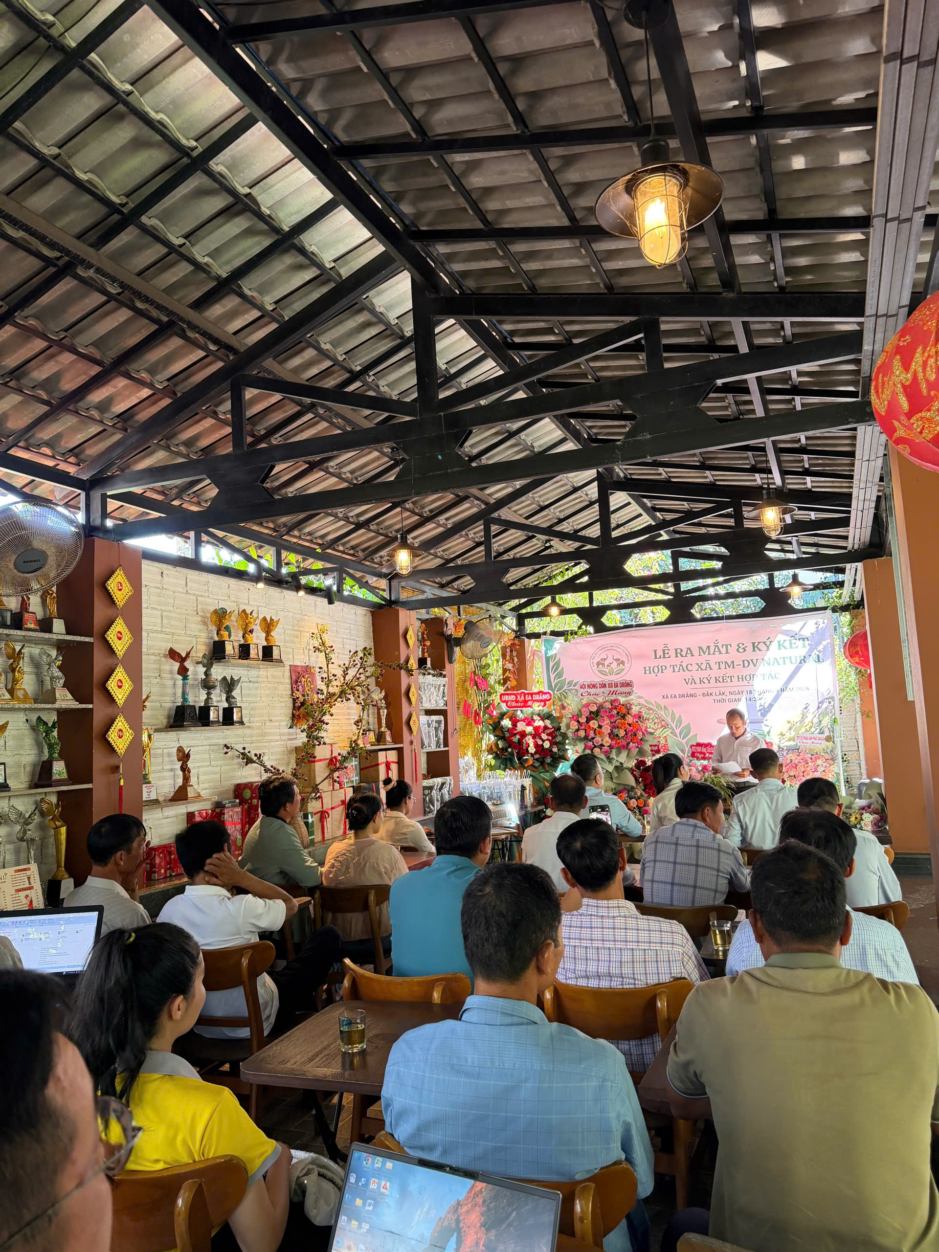 Quanh canh Hoi nghi